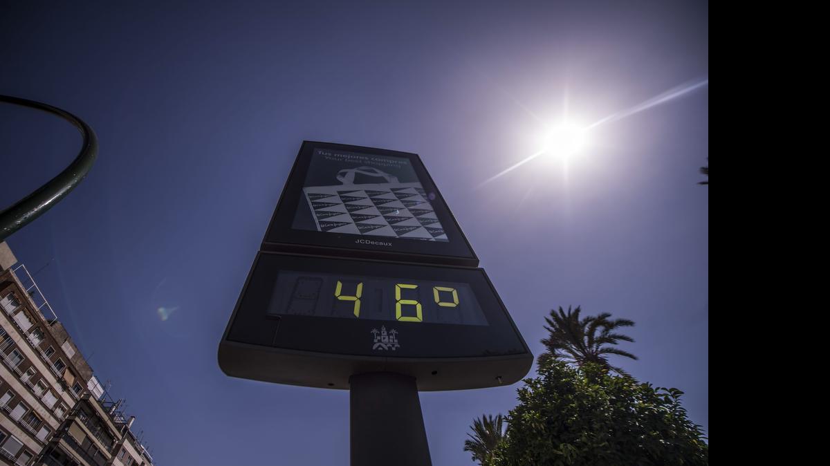 
Un termómetro de Córdoba marca 46 grados superando los 44 grados que preveía la Agencia Estatal de Meteorología (Aemet) y donde se ha activado la alerta roja. 
