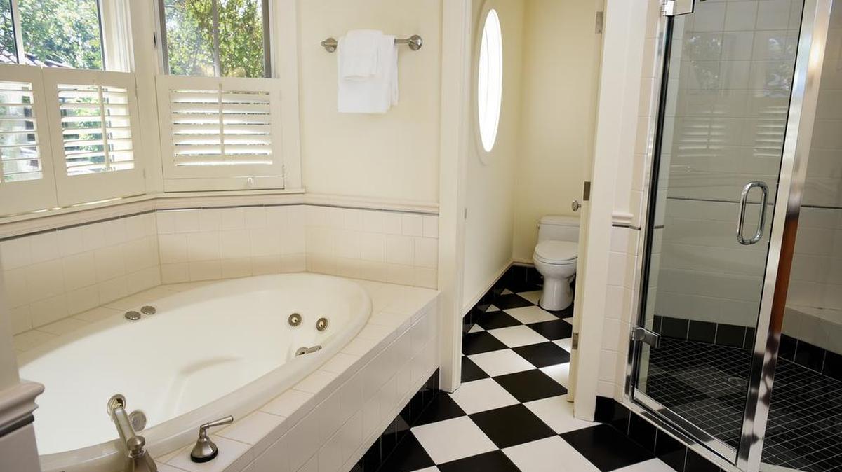 Foto archivo de un baño con bañera y ducha en Palo Alto, California.