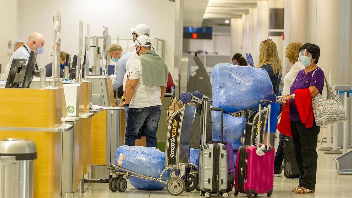 Imagen de archivo de viajeros cubanos en el Aeropuerto de Miami tras la exención de aranceles aduaneros de medicinas, alimentos y productos de aseo.