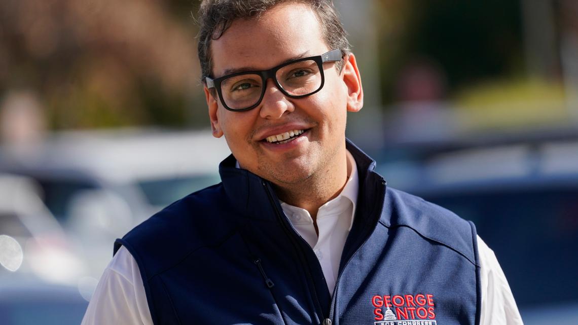 ARCHIVO - El candidato republicano al tercer distrito del Congreso de Nueva York, George Santos, hace campaña frente a una tienda Stop and Shop el 5 de noviembre de 2022, en Glen Cove, Nueva York.