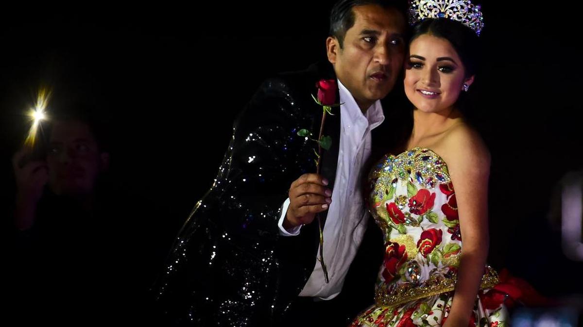 Rubí Ibarra posa durante su fiesta de 15 años el lunes 26 de diciembre de 2016, en La Joya (México).