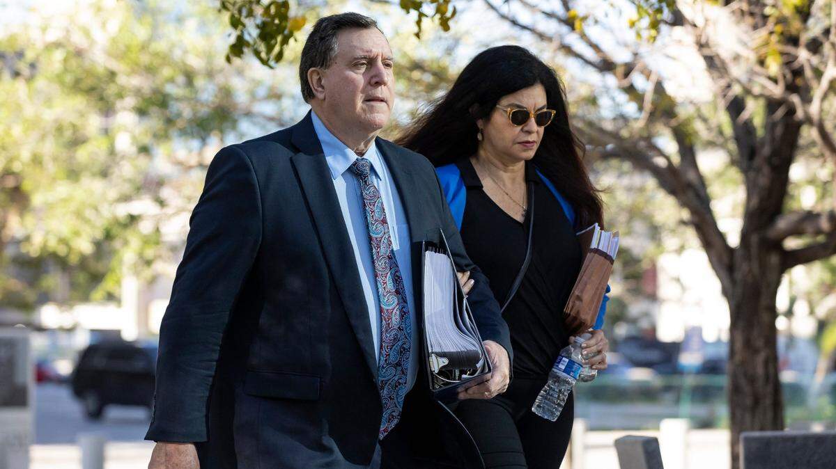 Los dos empresarios de La Pequeña Habana que demandaron con éxito al comisionado de Miami Joe Carollo por $63.5 millones en un tribunal civil federal por violar sus derechos de la Primera Enmienda, argumentan ahora que la ciudad debería ser responsable de una cuarta parte del dinero porque conspiró con Carollo para perjudicar a los hombres y sus negocios.