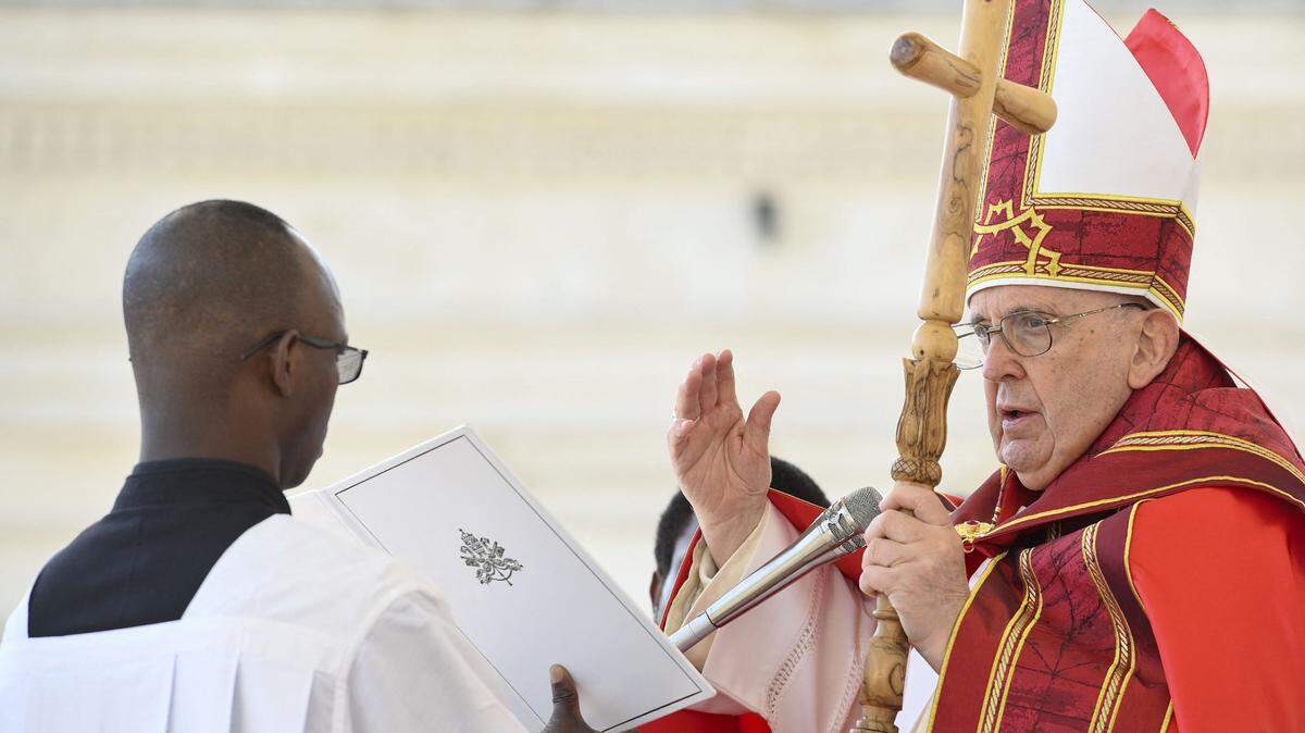 EL PAPA Francisco celebra la misa del Domingo de Ramos en la Plaza de San Pedro, Vaticano, el 2 de abril de 2023, un día después de salir del hospital donde fue tratado por una bronquitis grave. Foto: Vatican Media (EV) / Abaca/Sipa EE.UU.