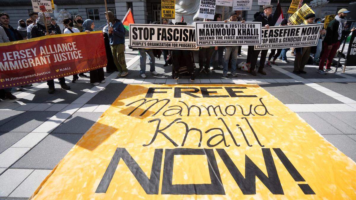 Manifestantes se reúnen en una protesta frente al tribunal federal en Newark el viernes 28 de marzo de 2025, durante la audiencia de Mahmoud Khalil, estudiante de posgrado de Columbia detenido.