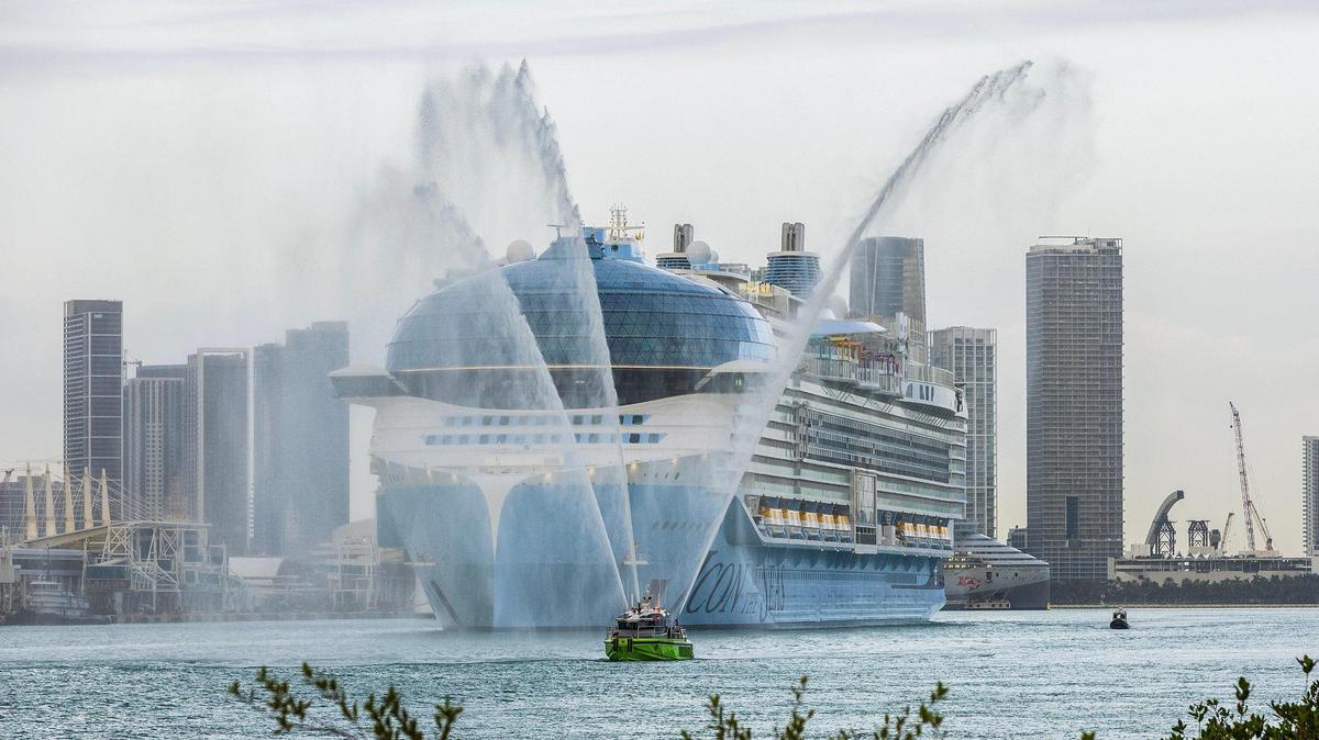 Un barco de bomberos de Miami Dade saluda al ‘Icon of the Seas’ de Royal Caribbean, el crucero más grande del mundo, mientras se dirige al muelle la madrugada del miércoles durante su primera llegada a PortMiami, el 10 de enero de 2024.