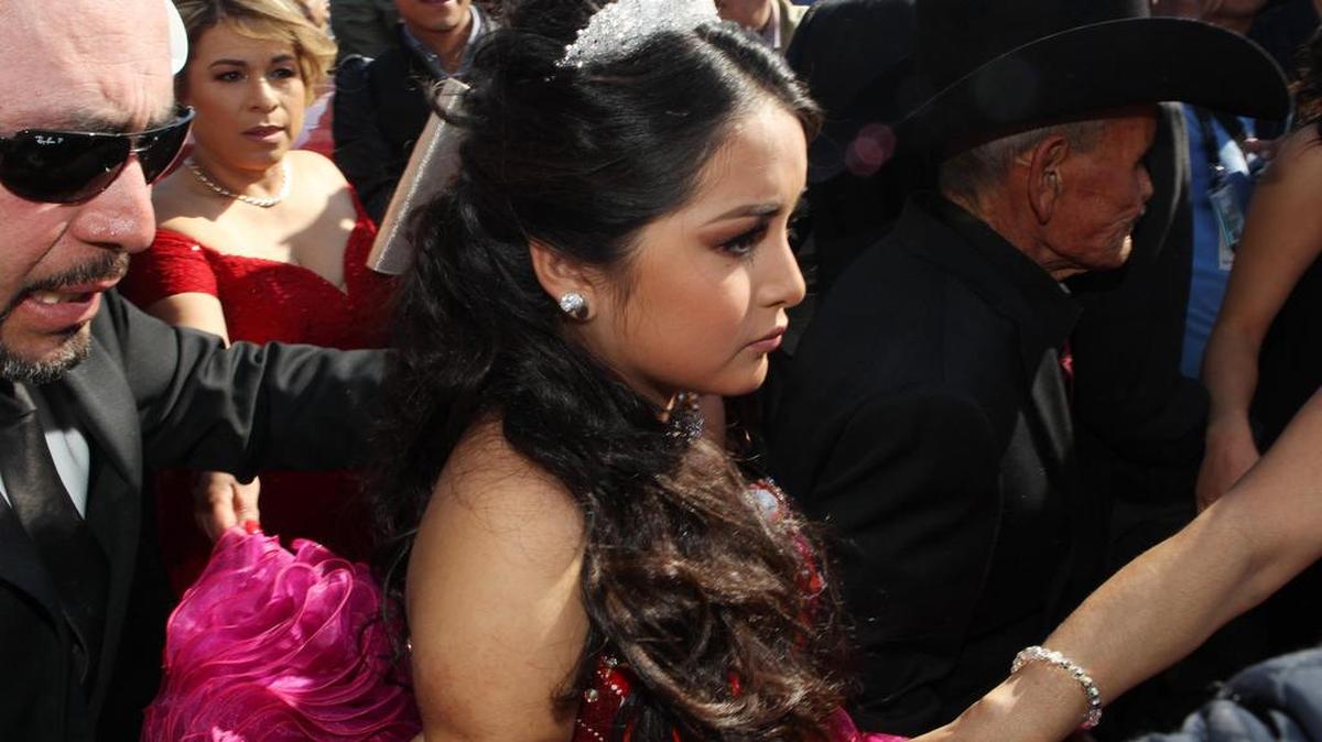 La joven mexicana Rubí (c) a su llegada a su fiesta de 15 años el lunes 26 de diciembre de 2016, en La Joya (México).