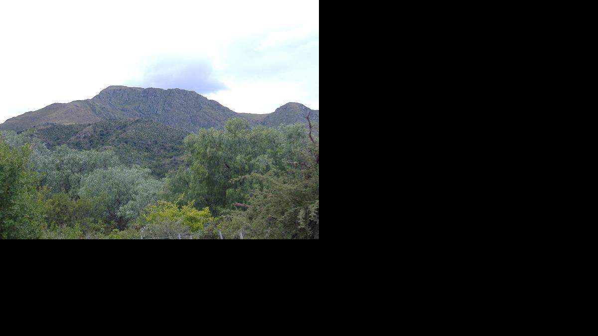 
El cerro Uritorco apareció en escena como “portal” con la vida extraterrestre cuando en 1986, cuentan que una nave dejó una enorme huella en una zona aledaña al cerro, conocido como el episodio de “La huella del pajarillo”, ocurrido en la sierra homónima.
