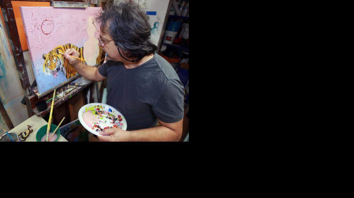 
El pintor Sergio Lastres en su estudio de Hialeah. Lastres llegó a Estados Unidos a través del éxodo de los balseros, travesía que recuerda con la exposición ‘Crónicas del agua’, en el Koubek Center. 
