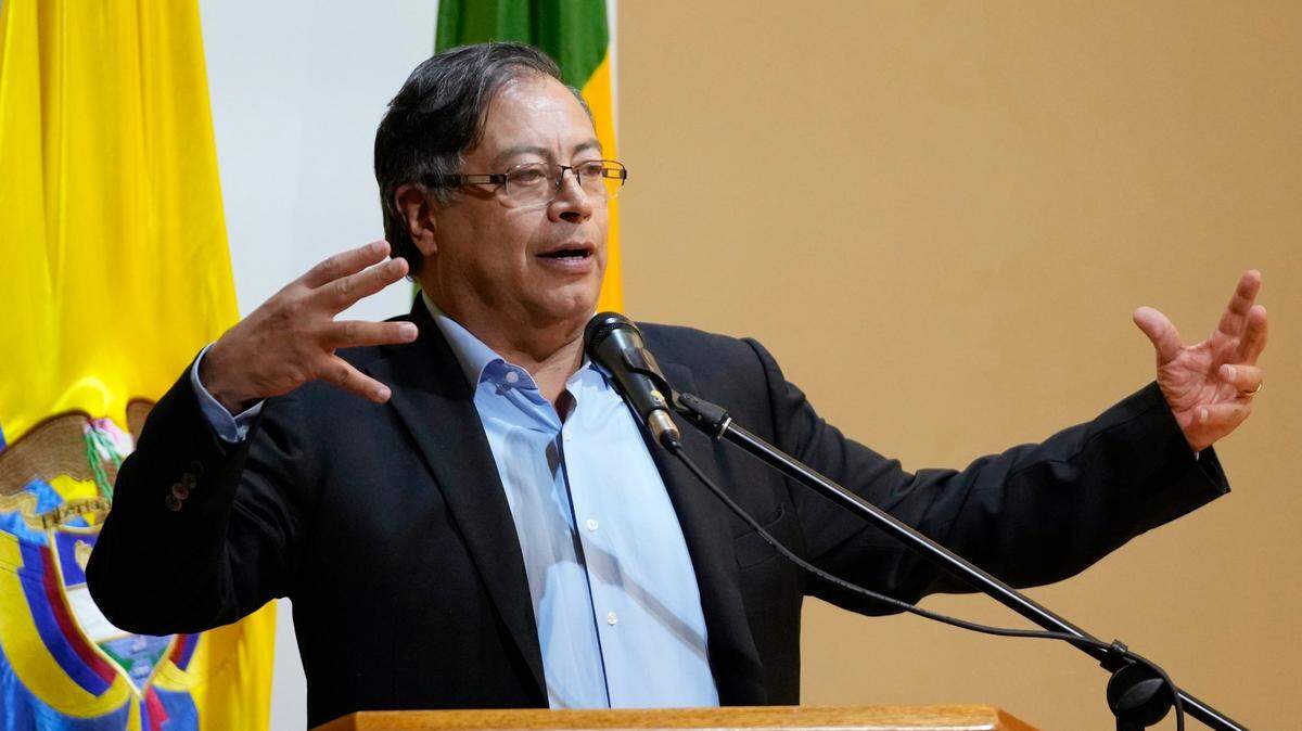 El presidente electo de Colombia, Gustavo Petro, habla con los estudiantes de la Universidad Externado en Bogotá, Colombia, el martes 26 de julio de 2022. Petro dio una charla a los estudiantes en su alma mater donde estudió economía, antes de su toma de posesión el 7 de agosto. (Foto AP/Fernando Vergara)