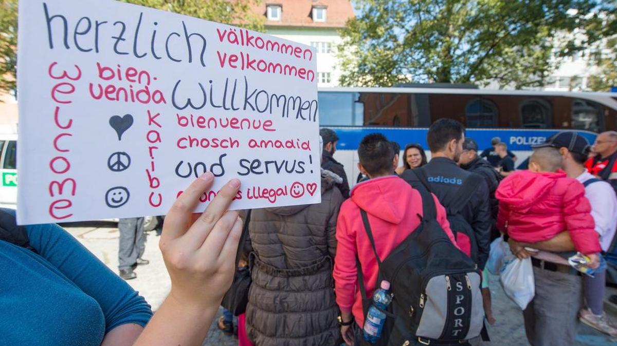 
La medida de Alemania recibió el apoyo de Hungría porque, según su primer ministro, Viktor Orbán, es “necesaria” para proteger los “valores europeos” ante la llegada de refugiados de países como Siria, Irak y Afganistán.
