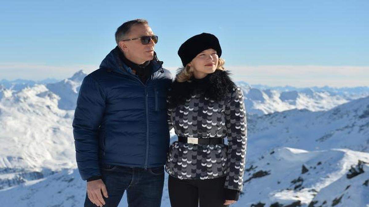 
El actor Daniel Craig con la actriz Lea Seydoux en Los Alpes, donde el británico que encarna a James Bond se lesionó una rodilla filmando una escena de la película ‘Spectre’. 
