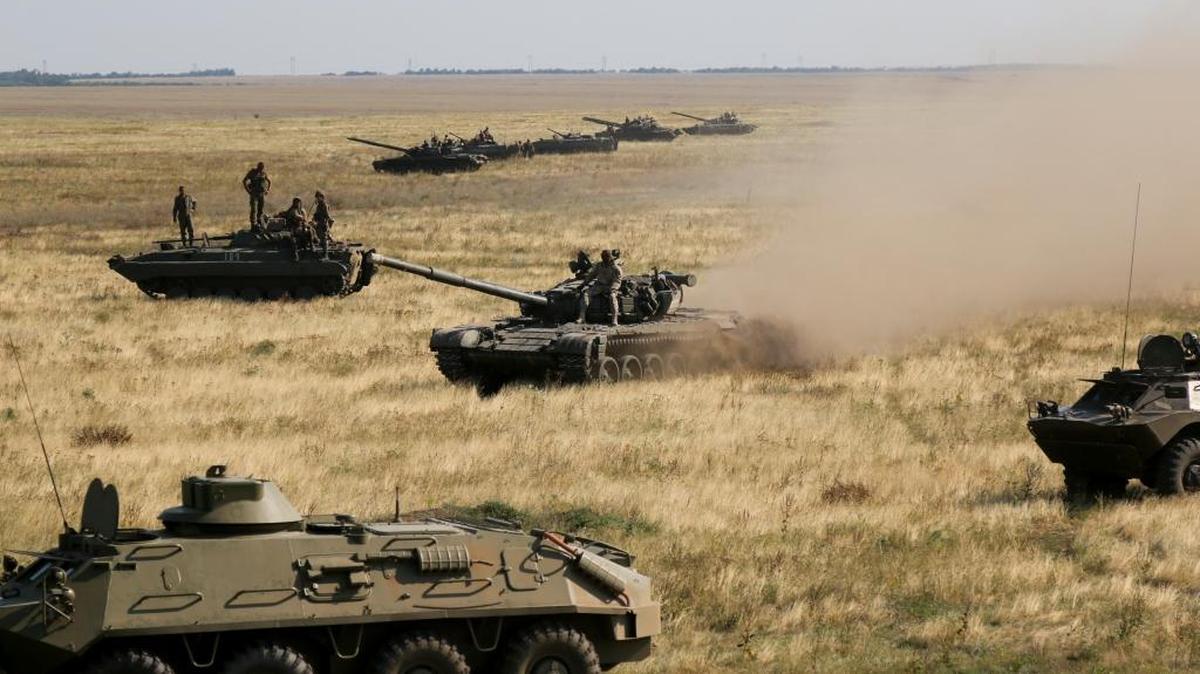 Tanques y vehículos blindados ucranianos se movilizan hacia la frontera con Crimera, cerca de Kherson, en el sur de Ucrania, en agosto del 2016.