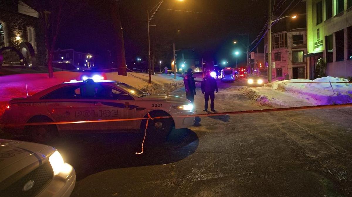 Agente de la Policía municipal de Quebec vigilan frente al Centro Cultural Islámico después de que al menos seis personas murieran en un ataque perpetrado en la noche del domingo, en Quebec (Canadá), el 30 de enero de 2017.