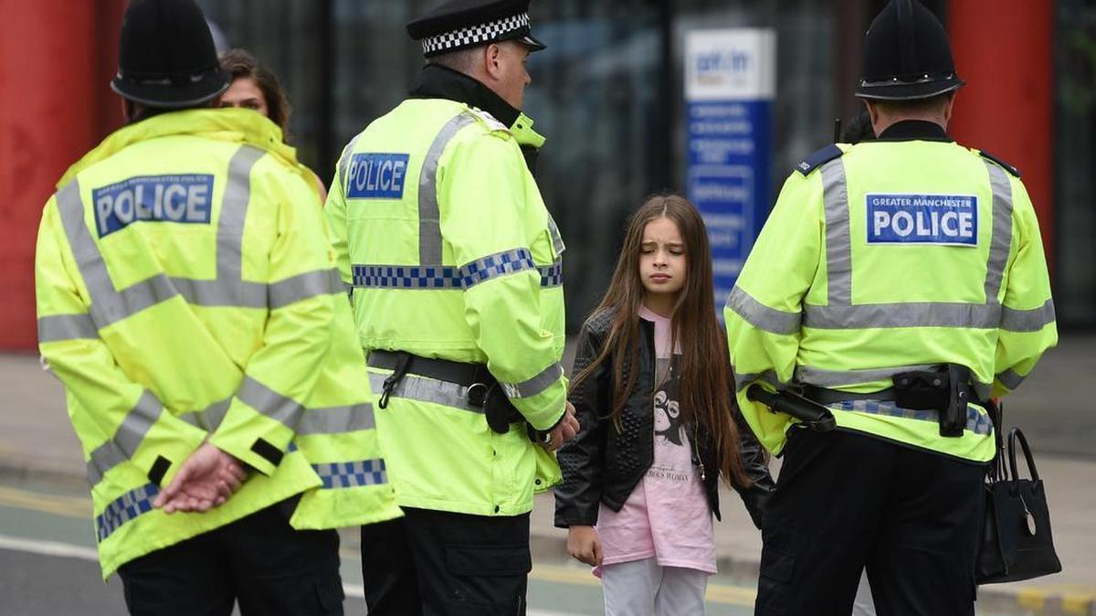 La policía habla con personas afectadas por el mortal ataque terrorista en Manchester Arena en Manchester, al noroeste de Inglaterra el 23 de mayo de 2017.
