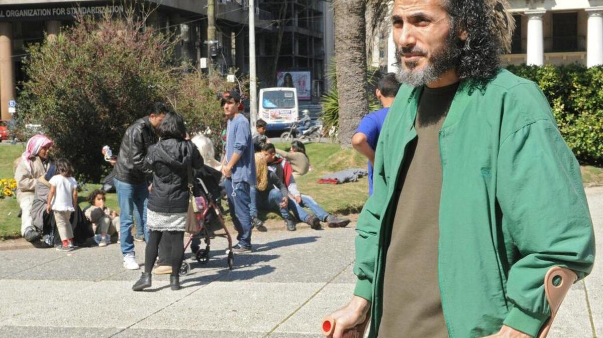 Foto del 8 de septiembre de 2015 del ex preso de Guantánamo sirio Jihad Ahmad Diyab en la Plaza Independencia de Montevideo.