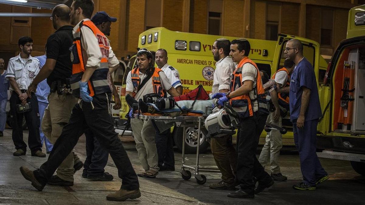 
Un soldado israelí arriba en ambulancia al hospital Hadas, el sábado, en Jerusalén, Israel. El soldado fue acuchillado en la ciudad de Hebrón. Este es el tercero de los cinco ataques similares ocurridos.
