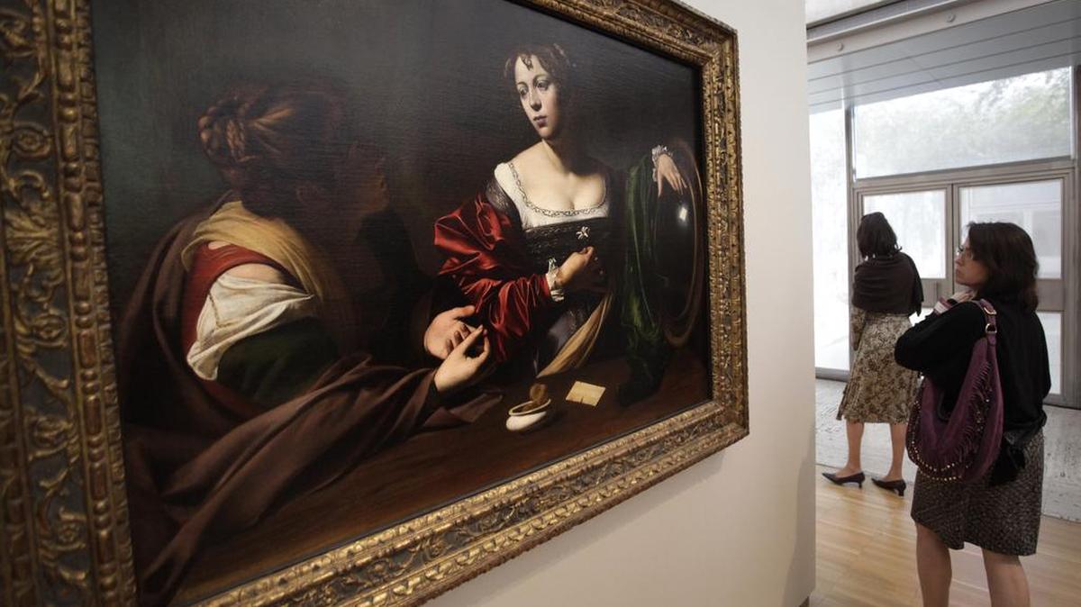 Una mujer observa el cuadro de Miguel Ángel Merisi da Caravaggio titulado, Martha y Magdalena, óleo sobre lienzo, c. 1598, en el Kimbell Art Museum el jueves, 13 de octubre de 2011, en Fort Worth, Texas.