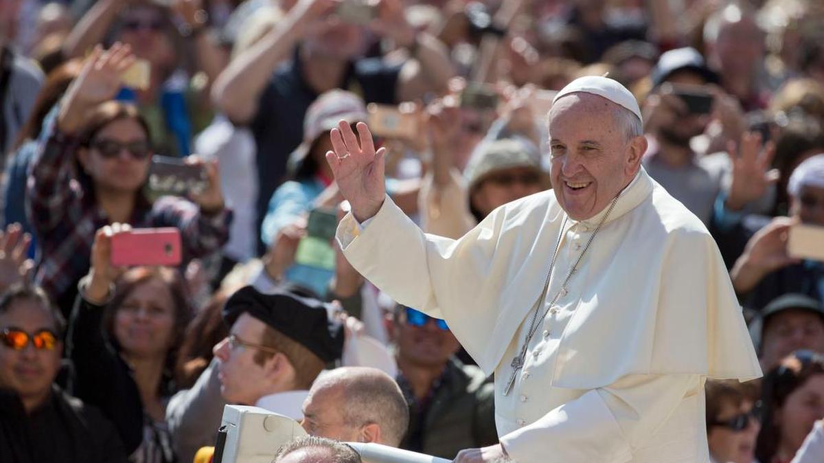 El papa Francisco saluda a la muchedumbre en la Plaza San Pedro en mayo.