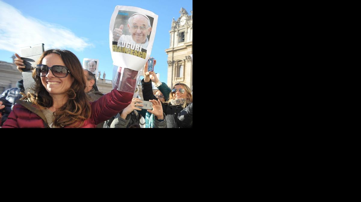 
 Fotografía facilitada por L'Osservatore Romano de varios fieles mientras esperan la llegada del papa Francisco a la Plaza de San Pedro del Vaticano para presidir audiencia general de los miércoles en la Plaza de San Pedro del Vaticano, hoy, miércoles 17 de diciembre de 2014. El papa Francisco cumple hoy 78 años. EFE/L'Osservatore Romano 
