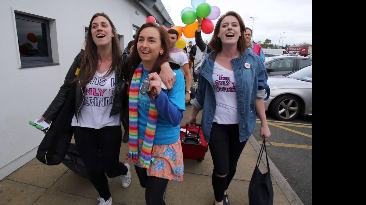 
Poco más de tres millones de irlandeses estaban llamados a las urnas para pronunciarse sobre el matrimonio gay, pero dado que no existe el voto por correo en Irlanda, muchos de ellos han viajado para ejercer este derecho.
