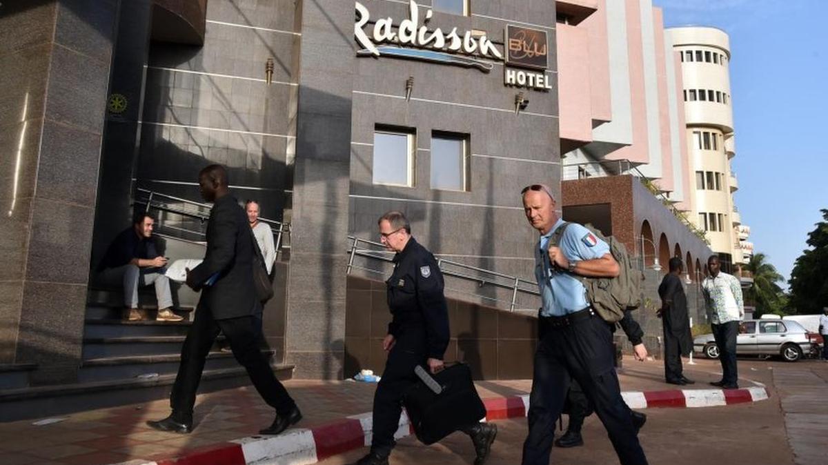 Malí, buscaba este sábado a tres presuntos implicados en la toma de rehenes en un hotel de la capital.