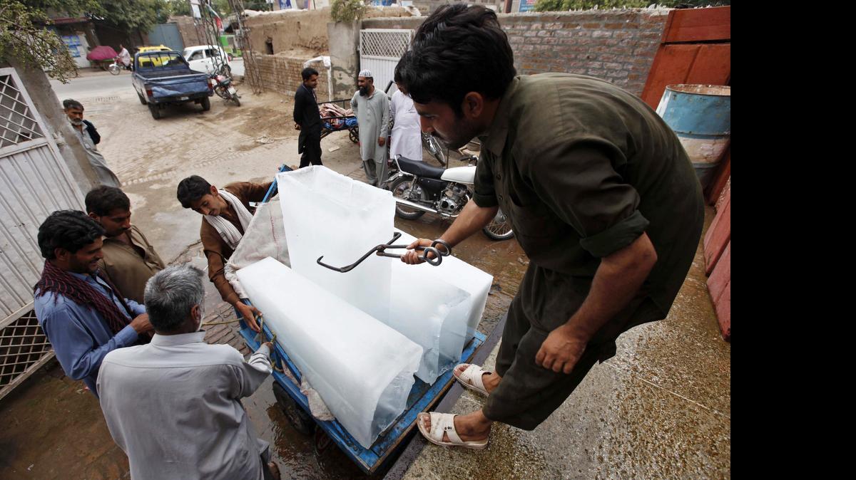 
Un hombre descarga hielo de un camión en Peshawar, Pakistán el jueves. Al menos 1,170 personas han muerto en los últimos seis días por la ola de calor que el gobierno ha declarado el estado de emergencia.
