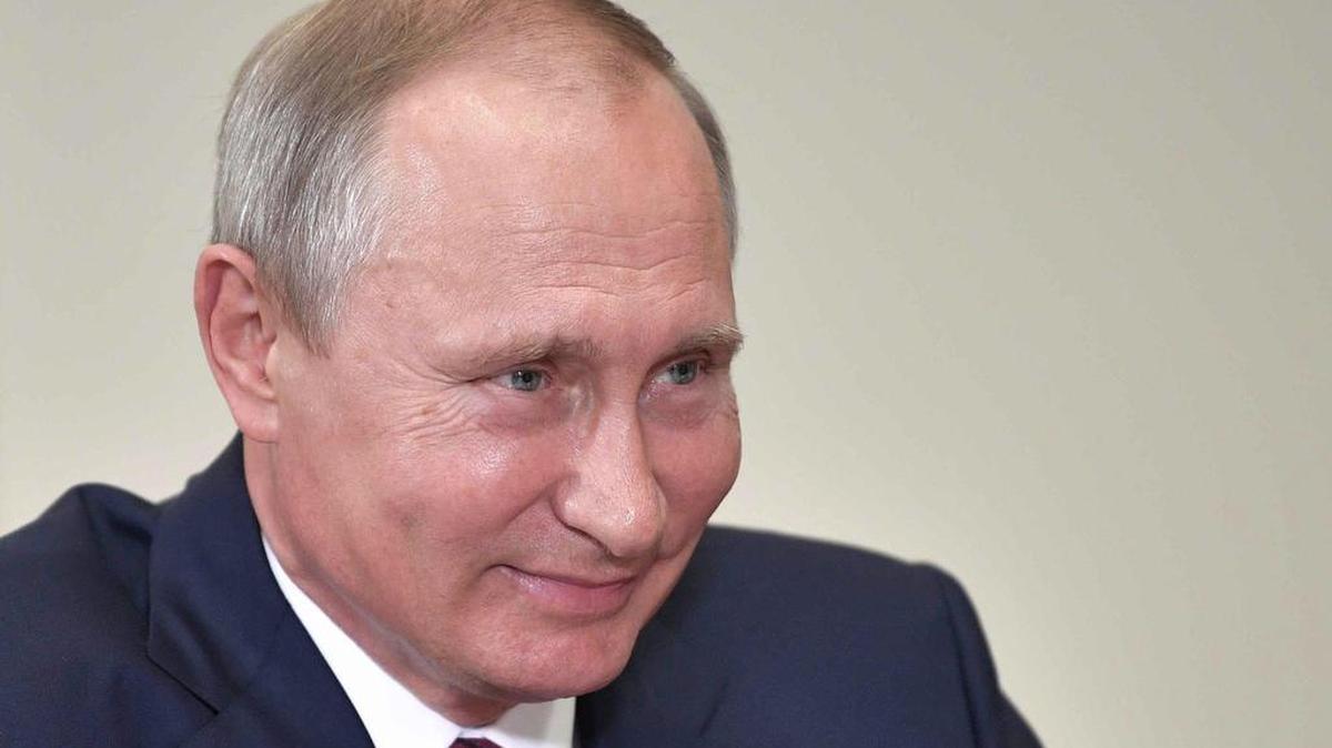 El presidente ruso, Vladímir Putin sonríe durante una reunión con el secretario de Estado vaticano, cardenal Pietro Parolin (no aparece) en el resorte Black Sea en Sochi (Rusia), el 23 de agosto de 2017.