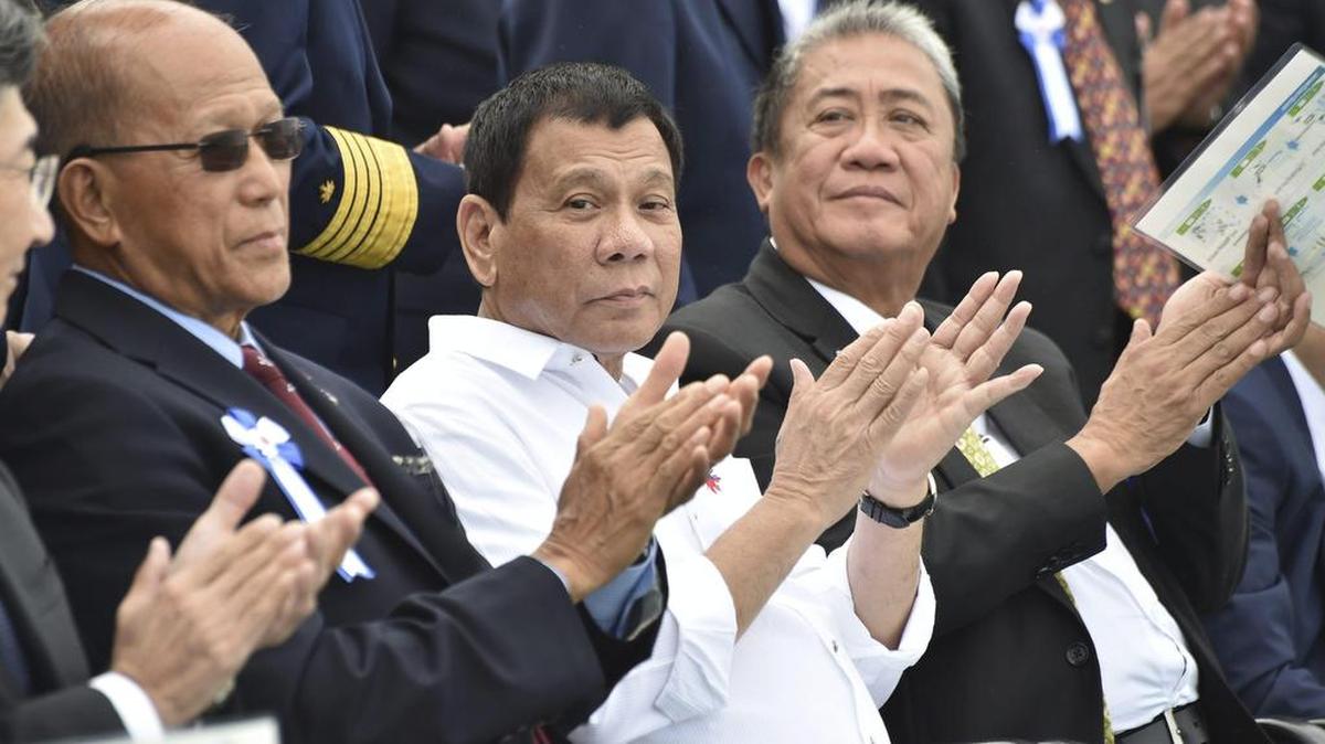 El presidente filipino, Rodrigo Duterte (c), acompañado por el secretario de Transportes, Arthur Tugade (dcha), y del secretario de Defensa, Delfin N. Lorenzana (izq) asiste a unas maniobras de la Guardia Costera nipona en Yokohama (Japón) hoy, 27 de octubre de 2016.