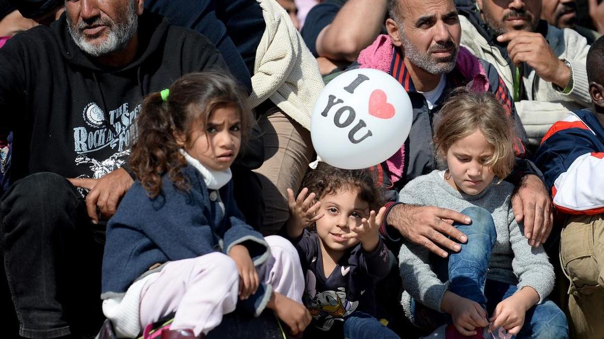 

Una niña juega con un globo entre un grupo de refugiados que esperan este lunes por un autobús en Nickelsdorf, Austria, junto a la frontera con Hungría. Las autoridades de Hungría interceptaron entre el viernes y el domingo en total a 18,757 refugiados por cruce ilegal de la frontera.


