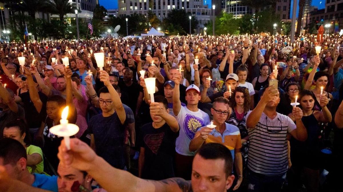 Un grupo de personas durante una vigilia en 2018 por las víctimas de la masacre del club Pulse en Orlando, Florida.