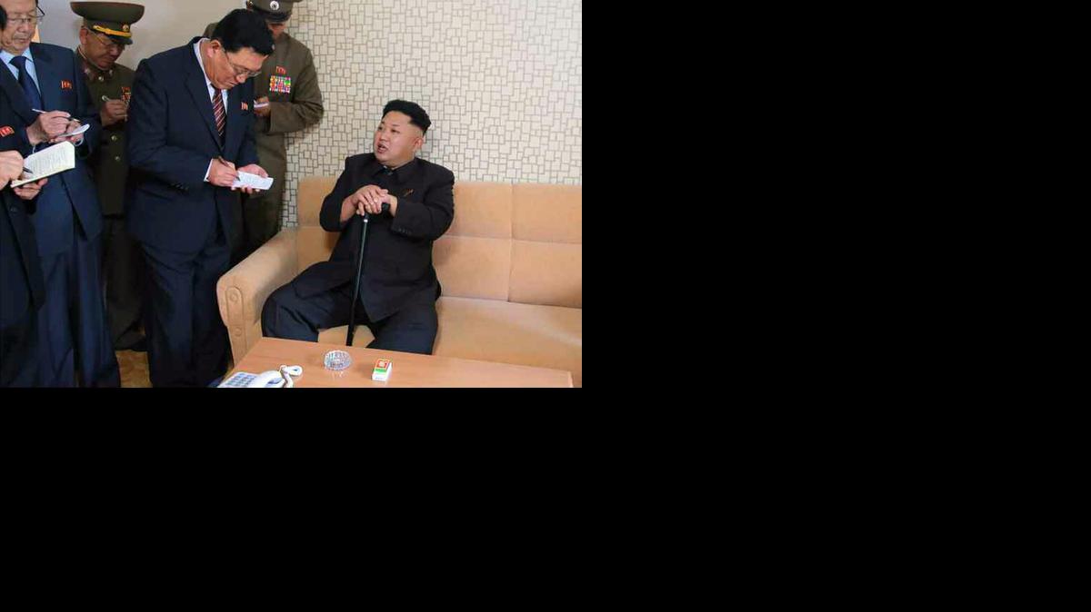 
Fotografía cedida por el periódico del gobernante partido norcoreano de los Trabajadores, Rodong Sinmun, que muestra al líder Kim Jong-un (d) apoyado en un bastón durante su visita al distrito residencial científico Wisong, en Pyongyang (Corea del Norte).
