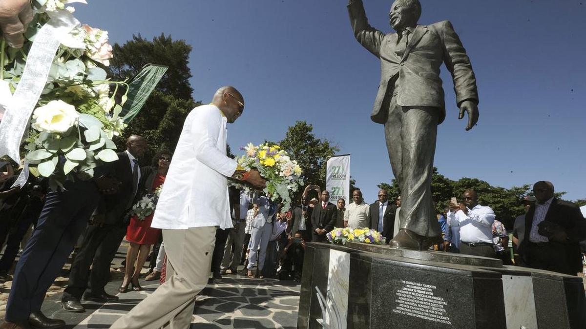 Funcionarios dejan coronas de flores en la estatua de Nelson Mandela en la entrada de la prisión Victor Verster, en Paarl, Sudáfrica, el martes 11 de febrero de 2020.Wreaths are laid at a statue of former President Nelson Mandela at the entrance to the Victor Verster prison in Paarl, South Africa, Tuesday, Feb. 11, 2020. Thirty years ago, Nelson Mandela was released from 27 years of imprisonment at Victor Verster prison by South Africa's apartheid regime and instantly galvanized the country, and the world, to dismantle the brutal system of racial oppression. (AP Photo/Nasief Manie)