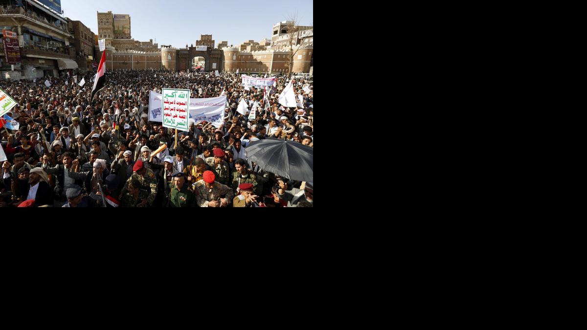 <cutline_leadin>Miembros de</cutline_leadin> los rebeldes hutíes armados participan en una manifestación en contra de la intervención de la coalición liderada por Arabia Saudí en Saná, Yemen.