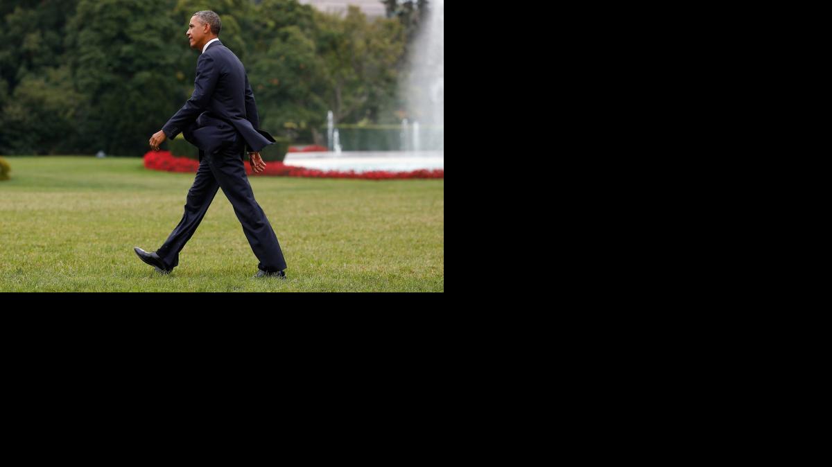 
El presidente estadounidense, Barack Obama, se dispone a subir a bordo del "Marine One" en la Casa Blanca en Washington DC, Estados Unidos, para volar a Indiana el viernes 3 de octubre de 2014. 
