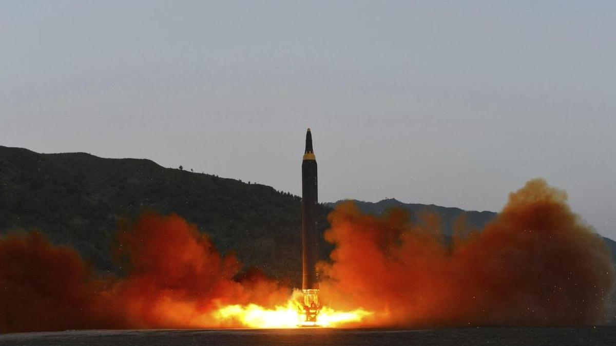 Fotografía de fecha desconocida que muestra el lanzamiento de un misil en Corea del Norte.