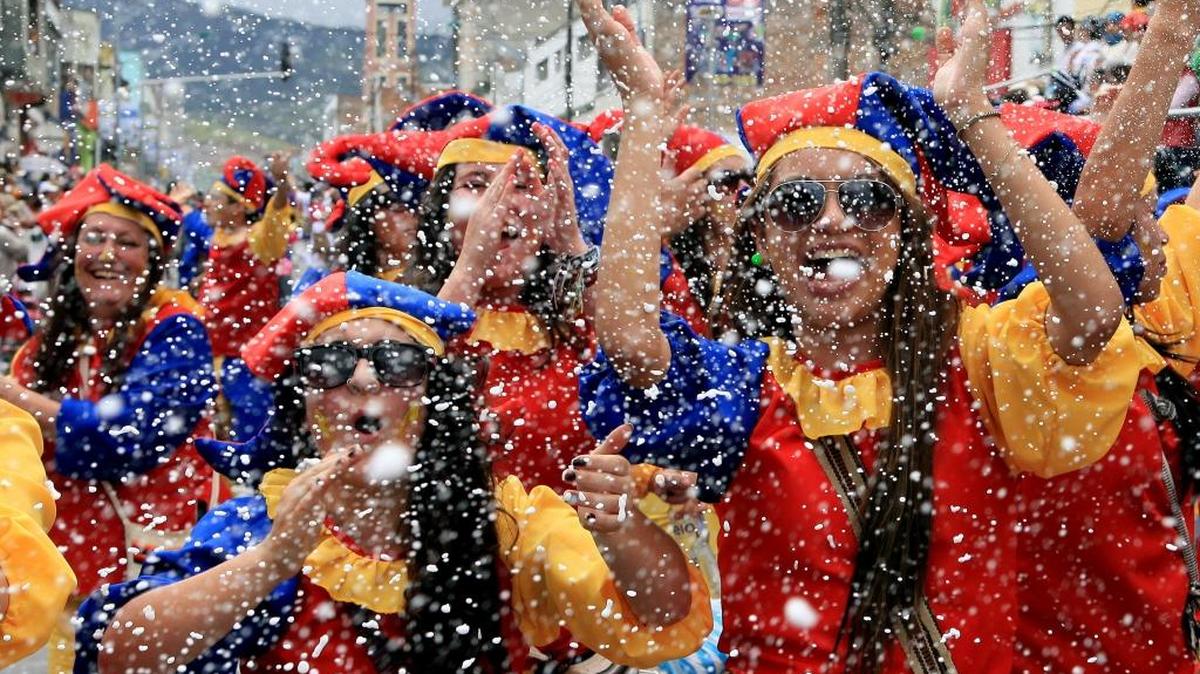 Participantes desfilan el 4 de enero del 2013 durante el carnaval de Negros y Blancos, en Pasto, Colombia.