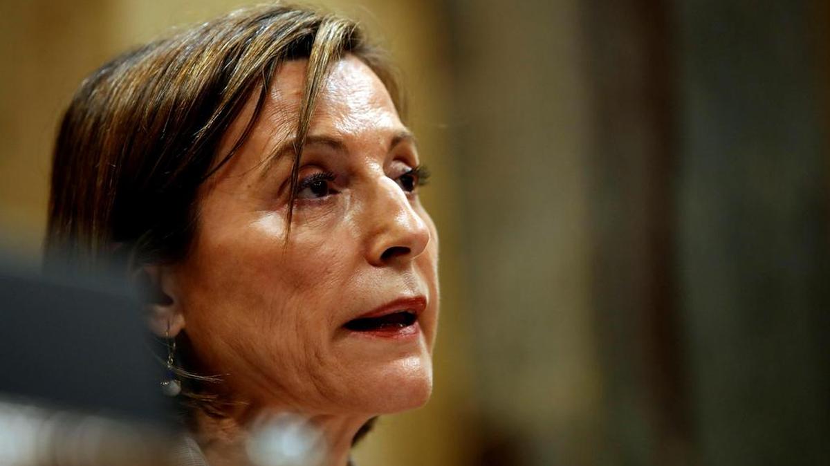 La presidenta del Parlament, Carme Forcadell, da lectura a la declaración de independencia que se ha aprobado en el pleno, con los votos de Junts pel Sí (JxSí) y la CUP, una resolución en la que, en su preámbulo, se declara un "Estado independiente en forma de república", y una segunda resolución que plantea abrir un "proceso constituyente" para redactar la Constitución del nuevo Estado.