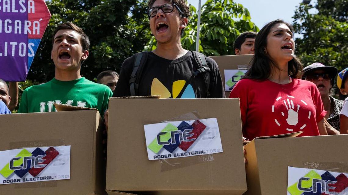 Estudiantes universitarios se manifiestan contra el presidente Nicolás Maduro este jueves 10 de noviembre de 2016, en Caracas (Venezuela). Los movimientos estudiantiles marcharon en varias ciudades del país hacia las sedes regionales del Consejo Nacional Electoral (CNE) para pedir el revocatorio del presidente Nicolás Maduro y soluciones a la crisis que enfrenta la nación caribeña.