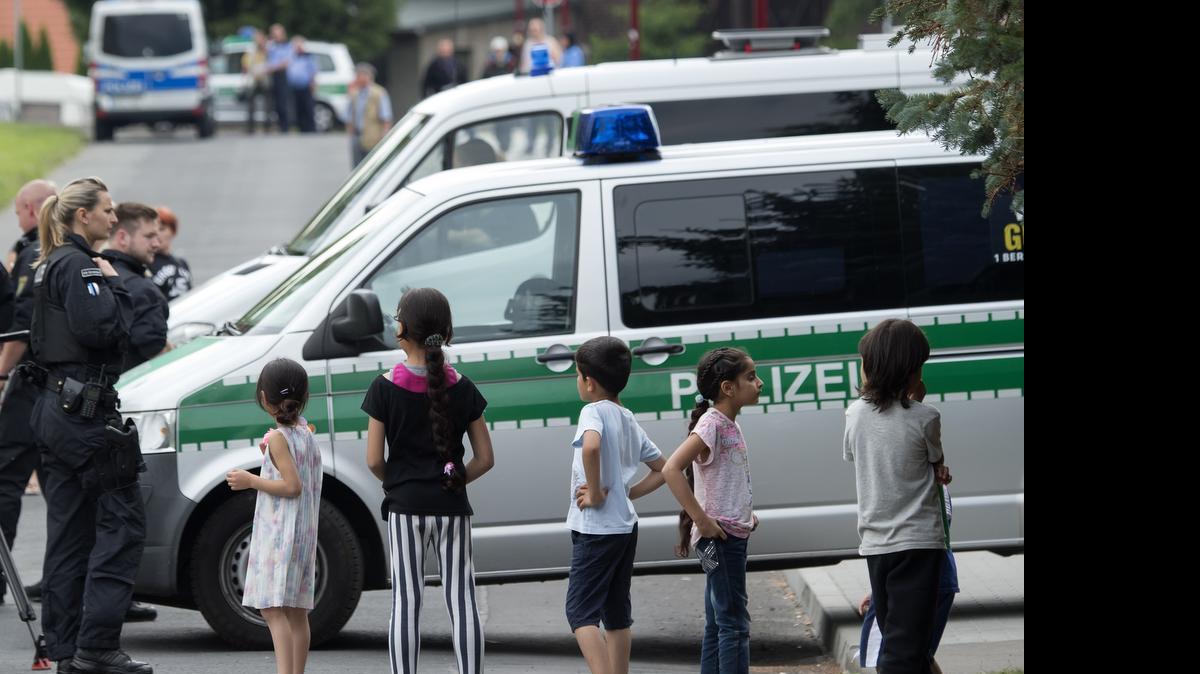 
Niños refugiados junto a un auto de policía en uno de los barrios en Dresden que ha acogido a miles de inmigrantes y que ahora reciben enfrenta los ataques de grupos y organizaciones xenófobas.
