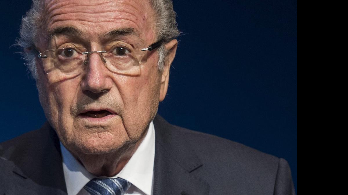 
Joseph Blatter, presidente de la FIFA, anuncia en rueda de prensa que pone a disposición su cargo e informa de que habrá un congreso extraordinario para elegir al nuevo mandatario del máximo organismo futbolístico mundial, en la sede de la FIFA en Zúrich, Suiza, el 2 de junio del 2015.
 