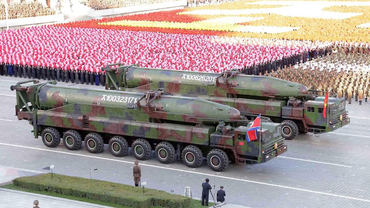 Fotografía de archivo del 10 de octubre de 2015 suministrada por la Agencia Central de Noticias Norcoreana (KCNA) de misiles balísticos intercontinentales KN-08 exhibidos durante un desfile militar en el 70 aniversario de la fundación del Partido de los Trabajadores de Corea en Pyongyang (Corea del Norte).