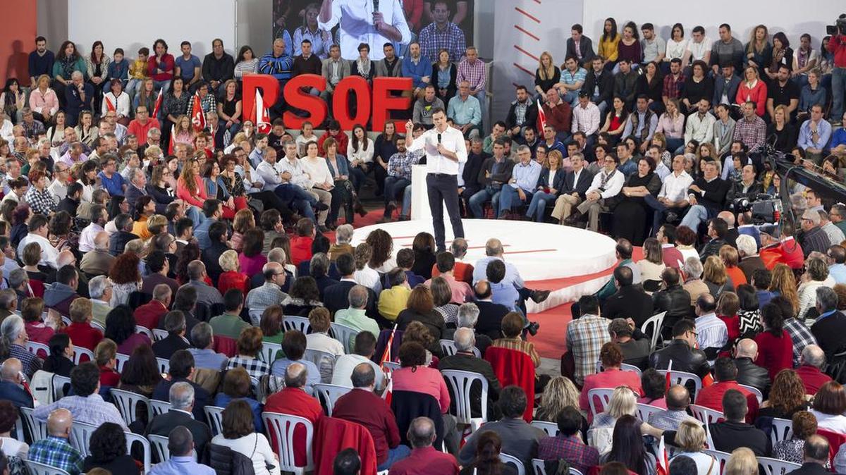 El líder del PSOE, Pedro Sánchez, durante su intervención en un acto público organizado por su partido con motivo del Día de la Rosa, el 8 de mayo en Mérida.