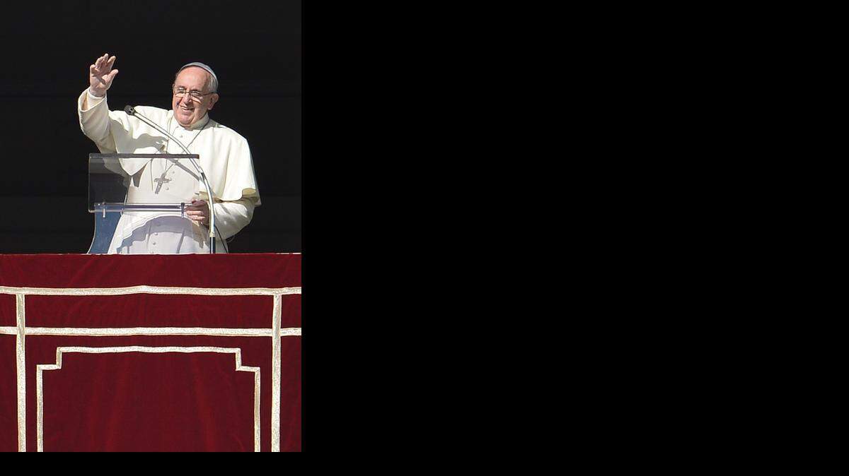 
El papa Francisco habla el domingo a los fieles reunidos en la Plaza de San Pedro en el Vaticano.



