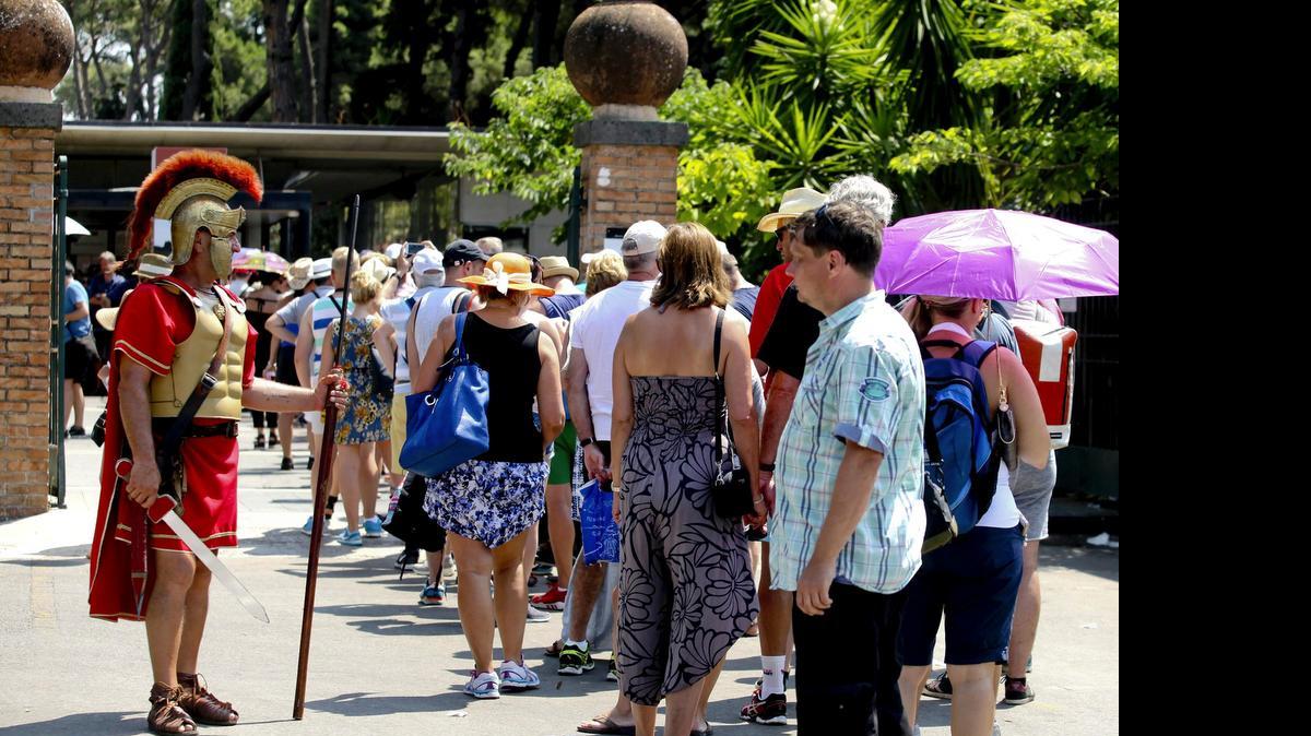 
Cientos de turistas quedaron bloqueados en la entrada de Pompeya, el yacimiento arqueológico más famoso de Italia, por culpa de una huelga espontánea del personal. 
