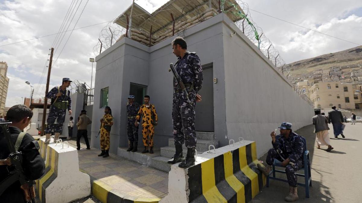 Soldados yemenitas hacen guardia el martes afuera de las oficinas de las Naciones Unidas en Saná, Yemen.