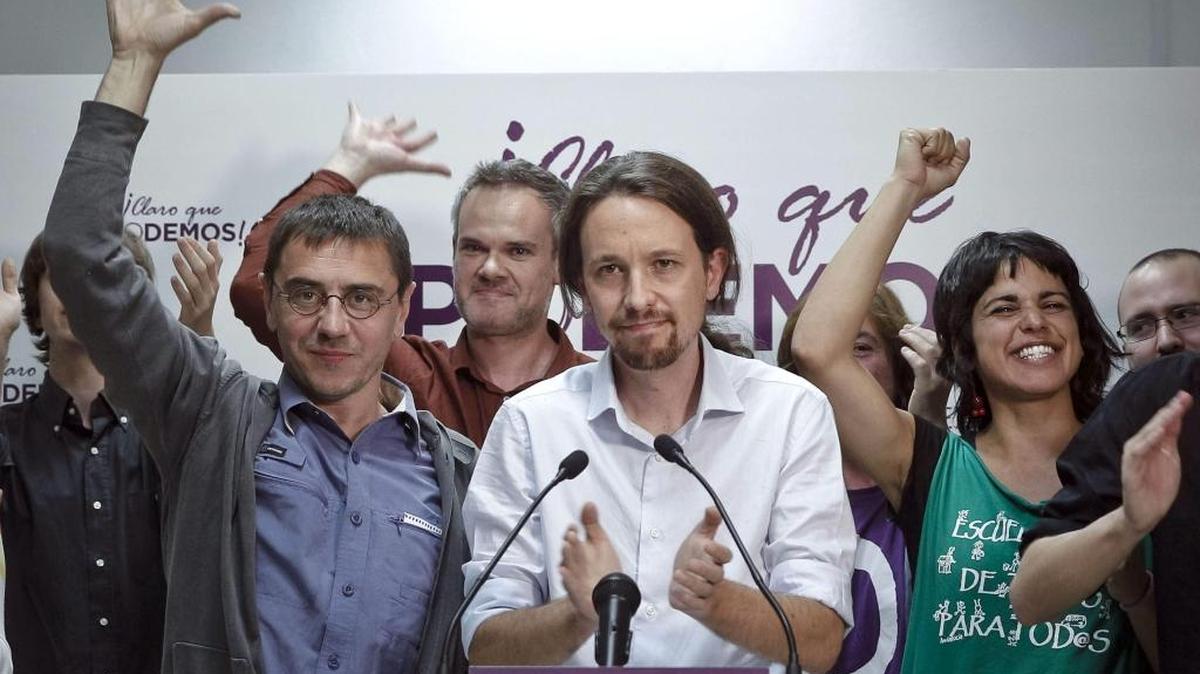 Pablo Iglesias (centro), líder de Podemos, saluda a simpatizantes. Una encuesta reciente situó al partido, con 14.1 por ciento de intenciones de voto, muy por detrás de los dos grandes partidos tradicionales.