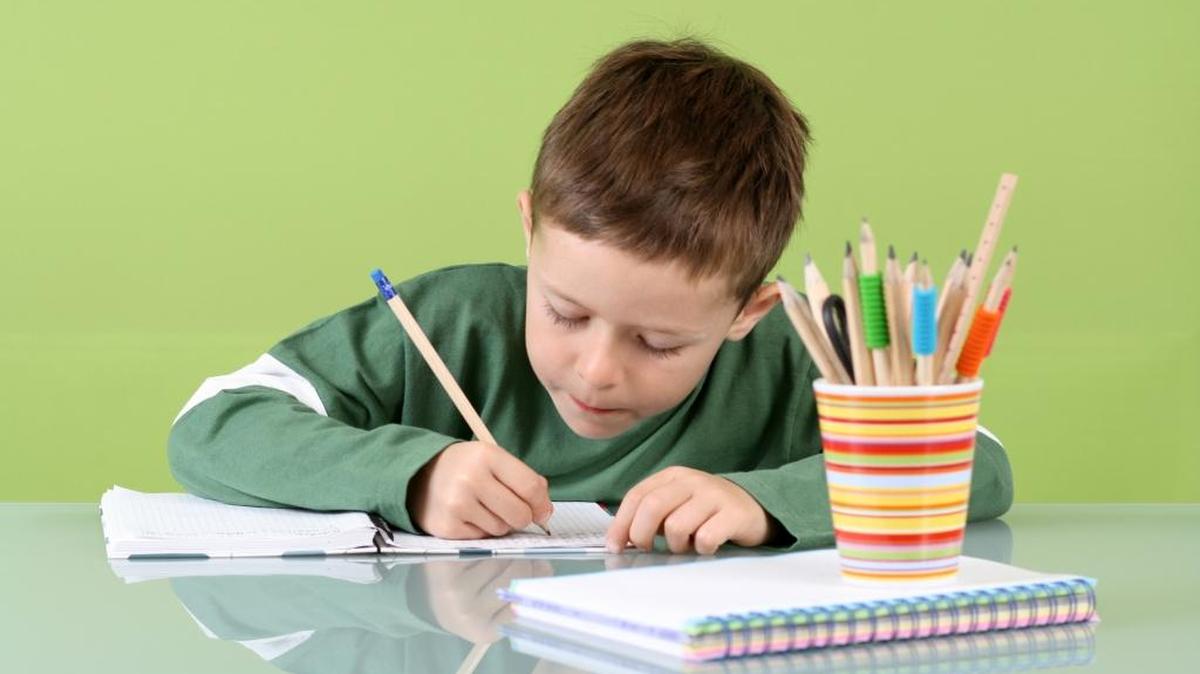 Un niño hace su tarea. Los padres españoles se rebelan contra los deberes escolares.