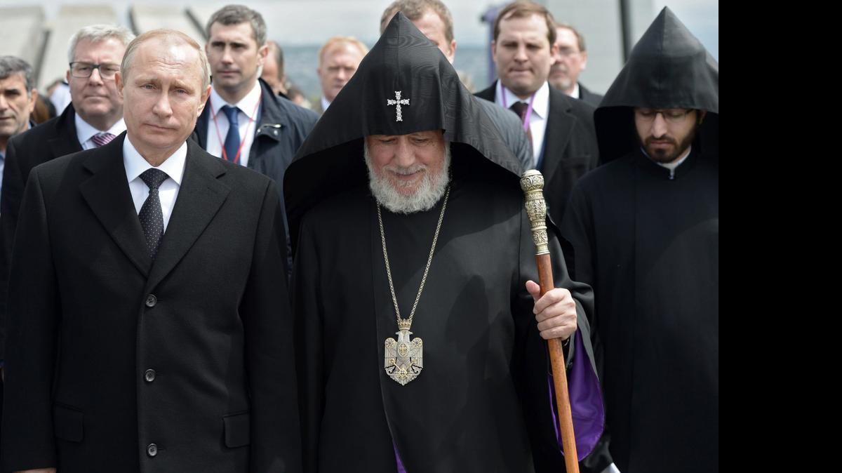 <cutline_leadin>El Supremo</cutline_leadin> Patriarca de los Católicos de todos los Armenios, Karekin II (cen.), y el presidente de Rusia, Vladimir Putin (izq.), asisten a una ceremonia para conmemorar el centenario del genocidio armenio, en Ereván, Armenia, el viernes.