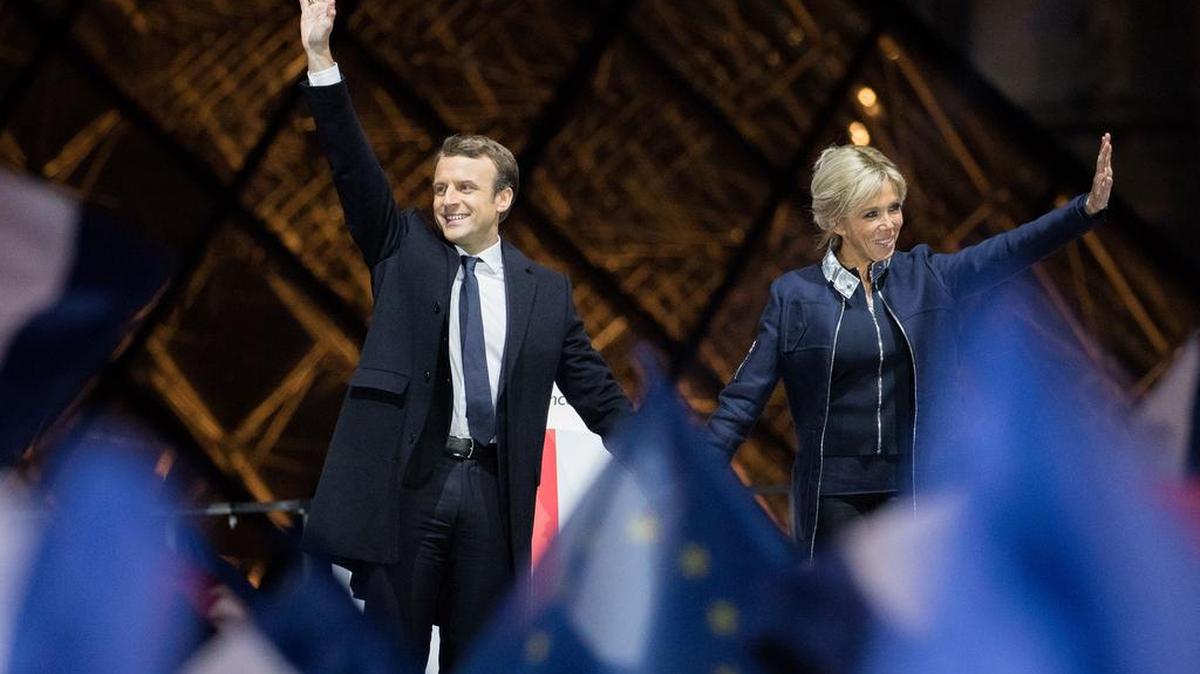 El presidente electo de Francia Emmanuel Macron y su esposa, Brigitte Trogneux.