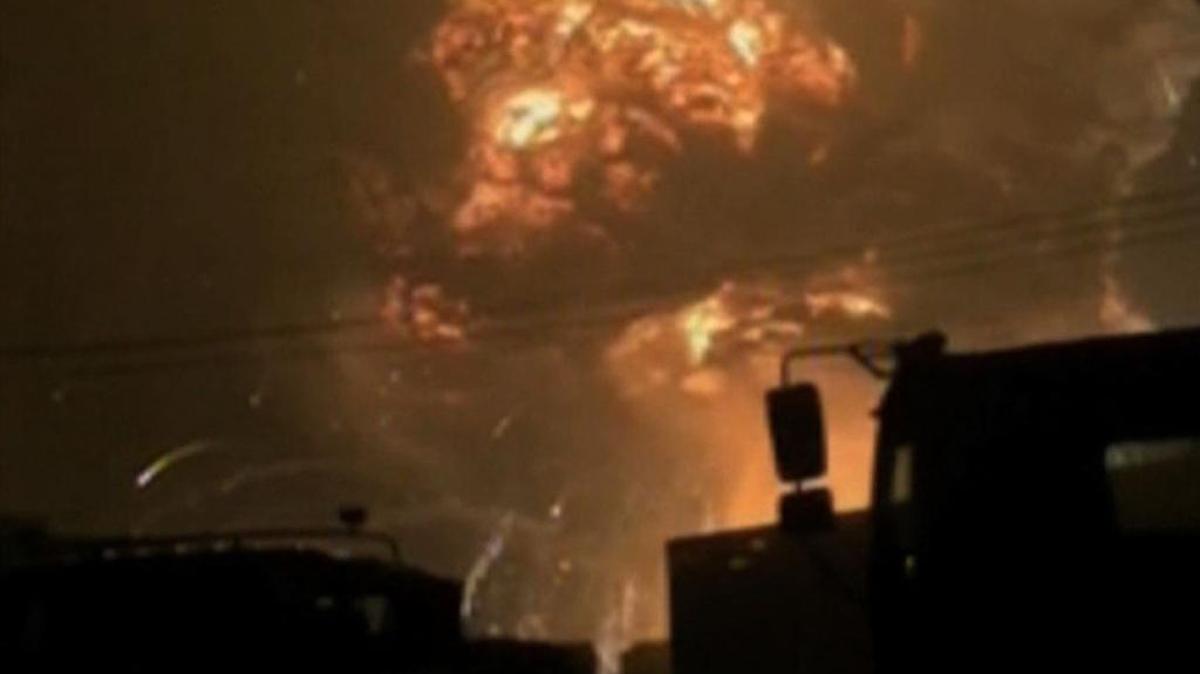 
Las fotografías, aparentemente tomadas por personas cerca de la escena y que circulan en microblogs, muestran una enorme bola de fuego en lo alto del cielo, con una nube en forma de hongo. 
